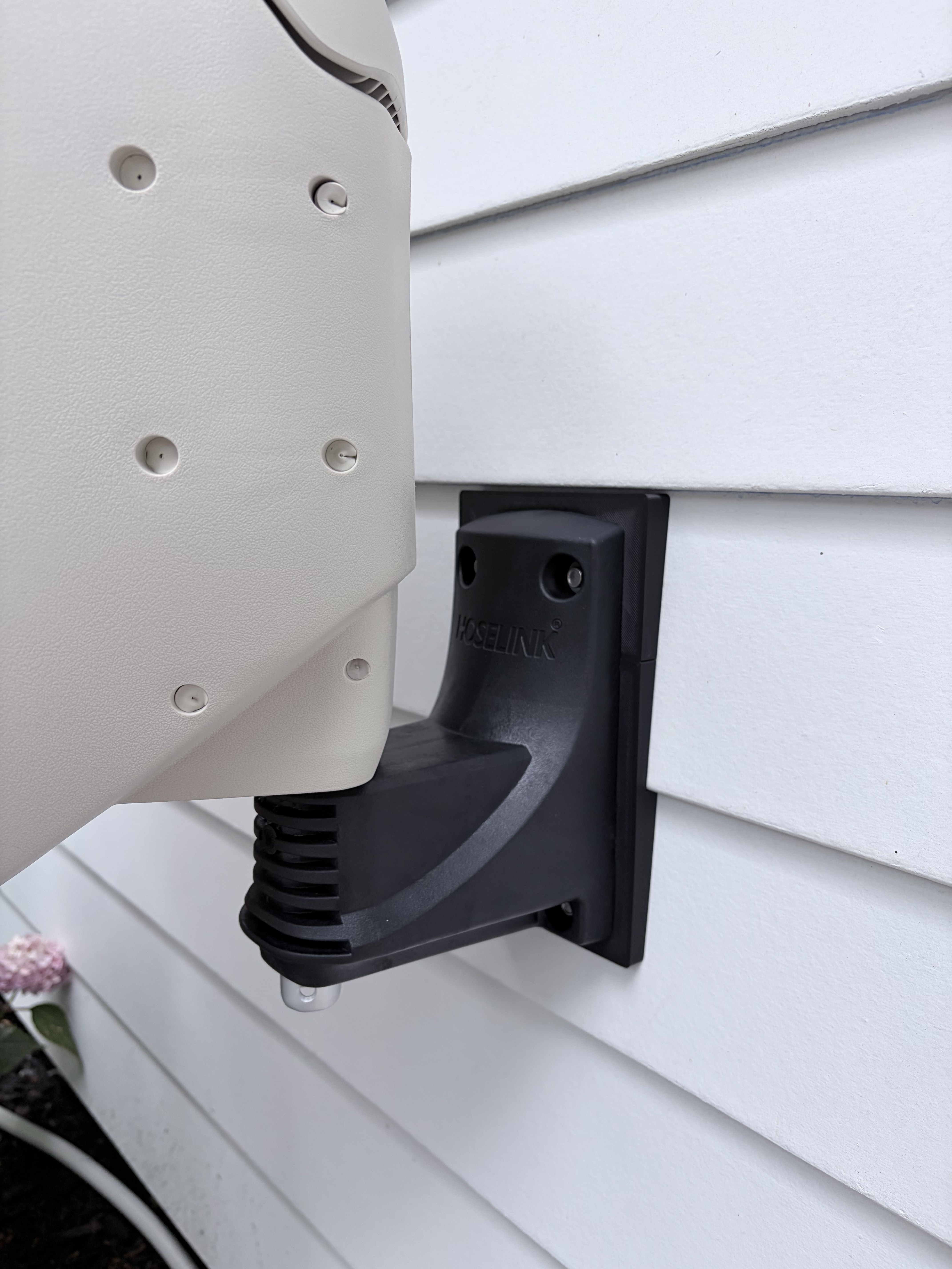 Hoselink bracket bolted to the custom bracket, side view